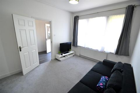 4 bedroom terraced house to rent, Imperial Road, Bedfont