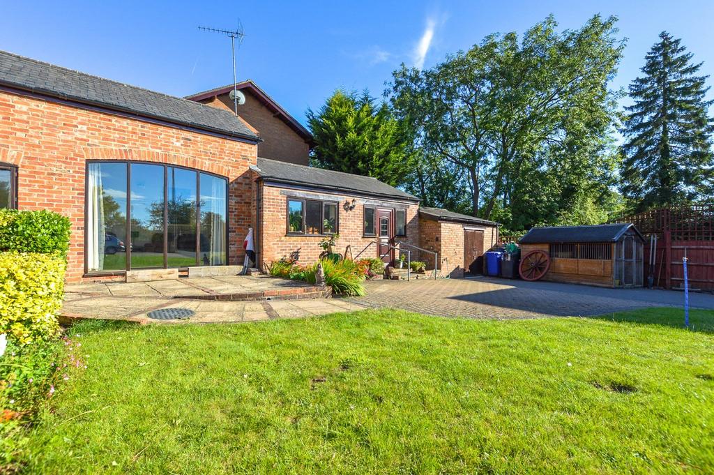 Brackley Road, Silverstone, NN12 3 bed detached bungalow for sale £