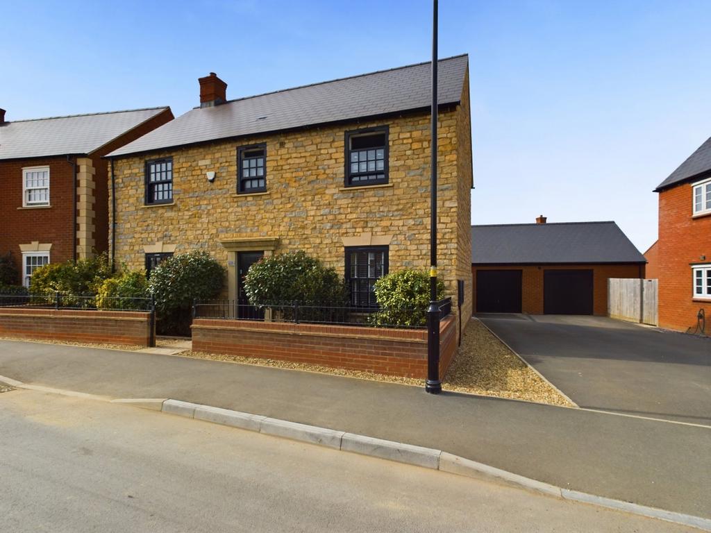 Redcar Road, Towcester, NN12 4 bed detached house for sale £525,000