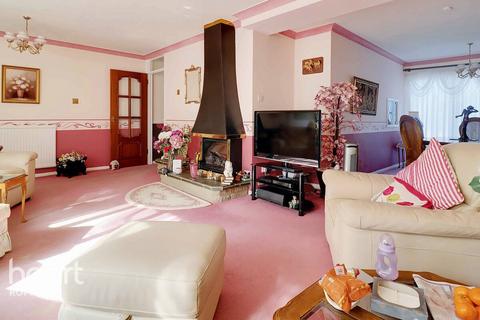 2 Cromwells Mere, Romford, RM1 4HU