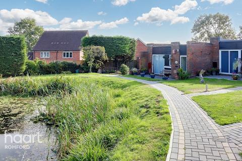 2 Cromwells Mere, Romford, RM1 4HU