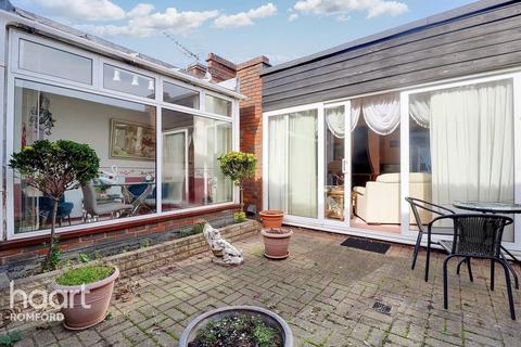 2 Cromwells Mere, Romford, RM1 4HU