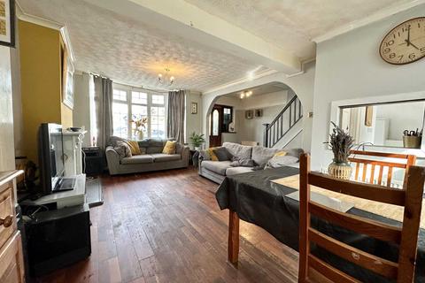 3 bedroom end of terrace house for sale, Oakley Close, Luton LU4