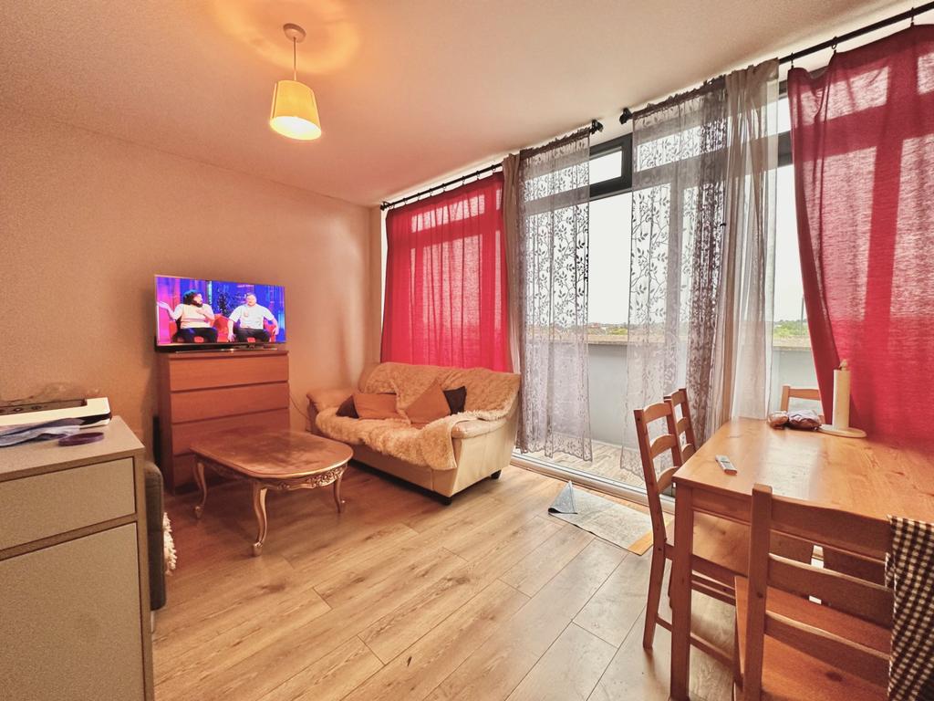Three Bedrooms Flat For Rent In Wimbledon