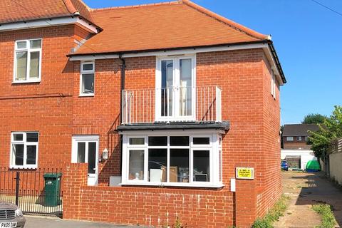 2 bedroom end of terrace house to rent - Raphael Road, Hove BN3 5QP