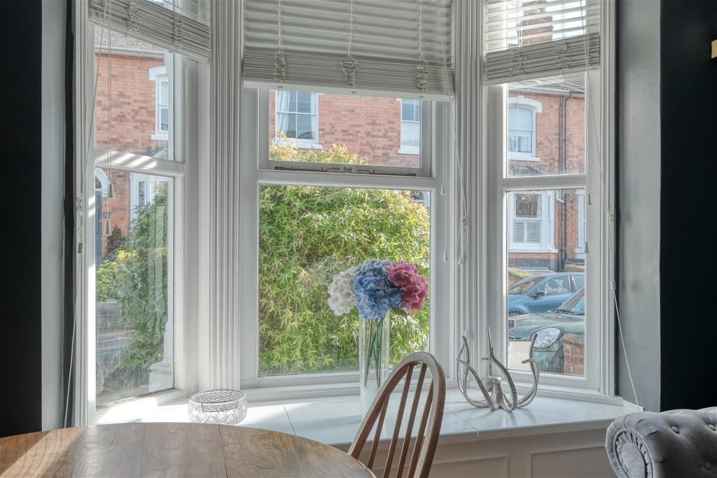 Sebright Avenue, Worcester, WR5 2HH 2 bed terraced house £250,000