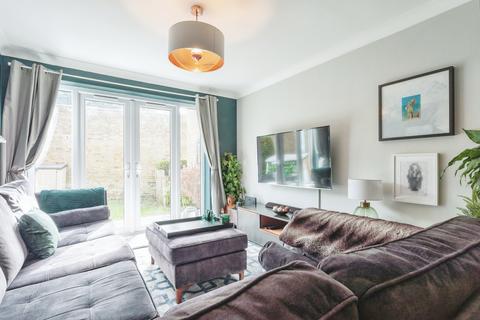 3 Nicholls Close, Caterham, CR3 5XP