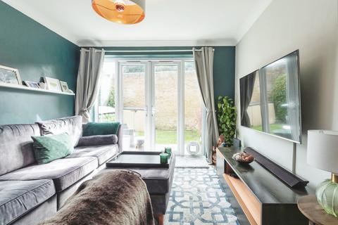 3 Nicholls Close, Caterham, CR3 5XP