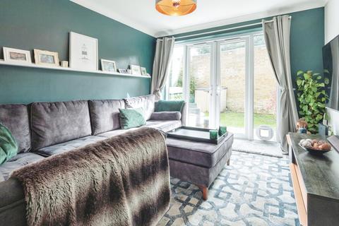 3 Nicholls Close, Caterham, CR3 5XP