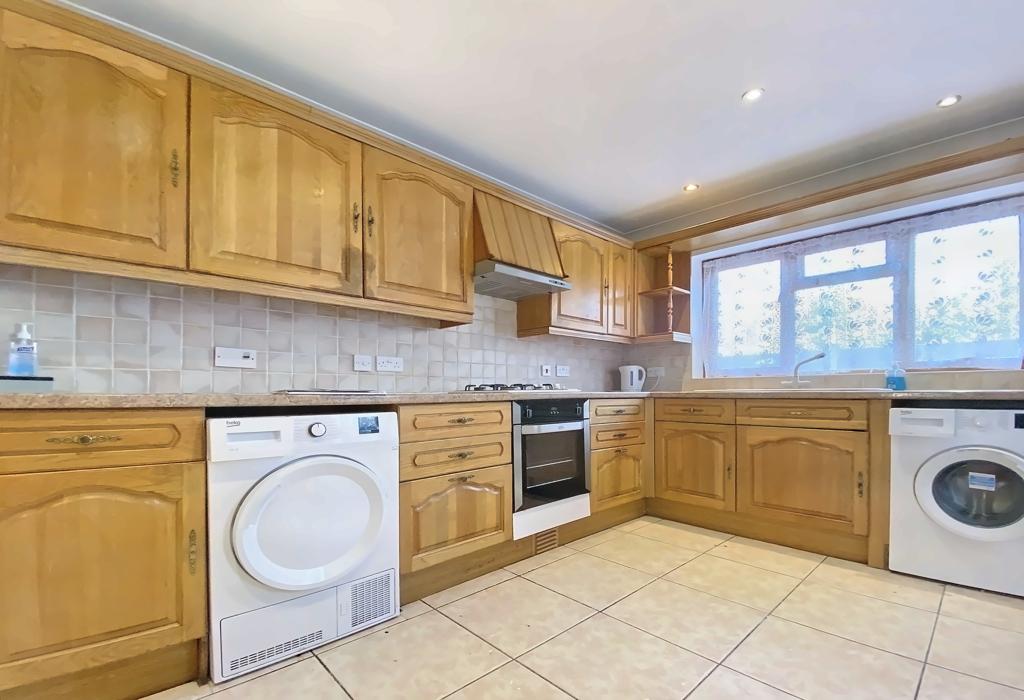 Chiltern View Road, Uxbridge, Greater... 6 bed detached house £3,400