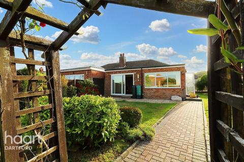 3 bedroom bungalow to rent, Fernheath Way, Dartford