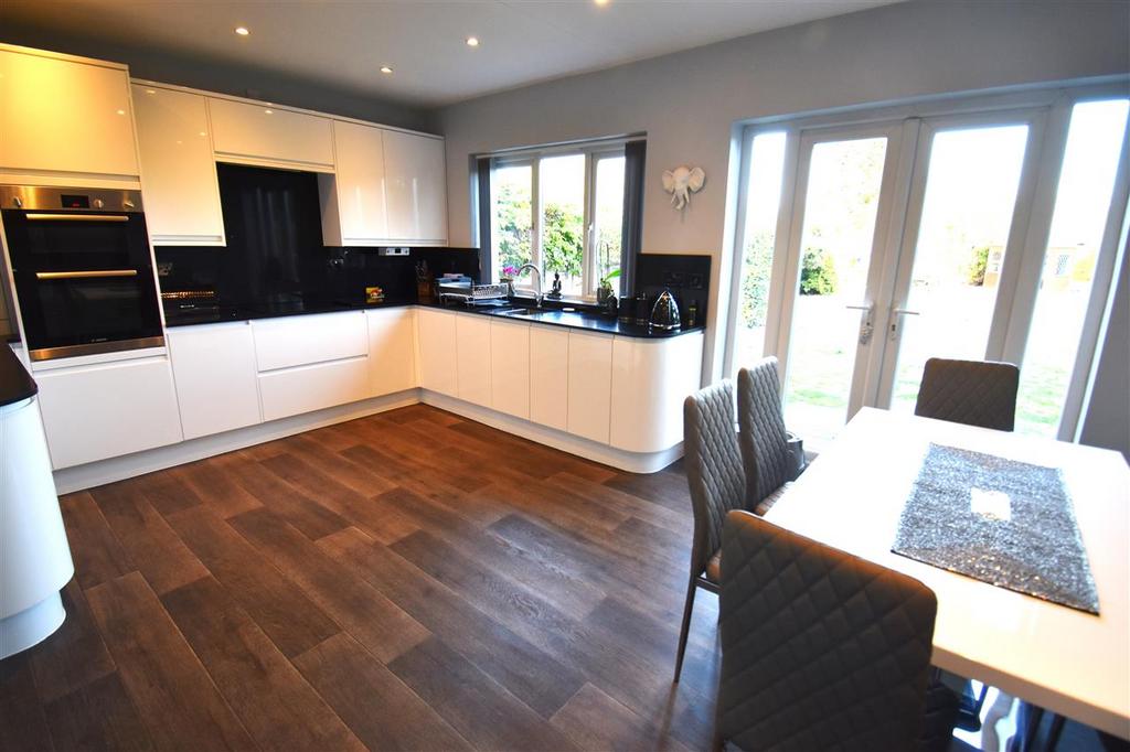 King Edward Drive, Woodside, Grays 4 bed detached house for sale £595,000