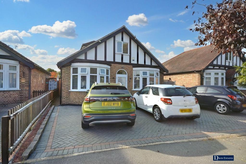 Ardleigh Green, Hornchurch RM11 5 bed chalet for sale £700,000