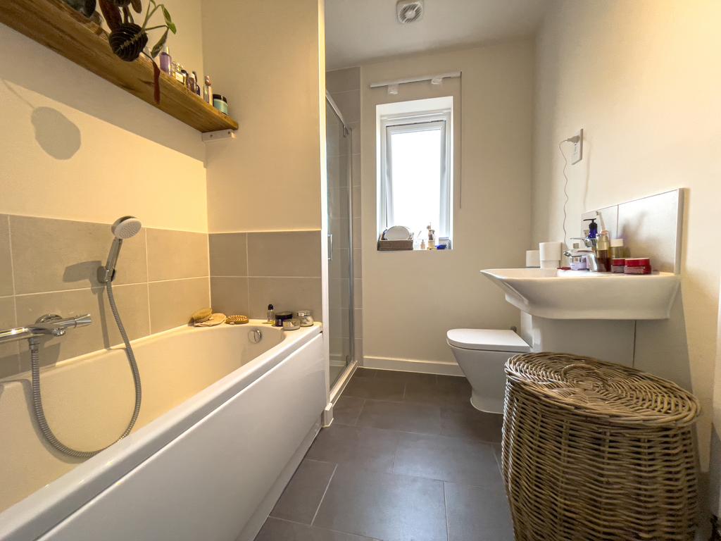 24 Emperor Way - Bathroom
