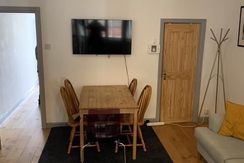 3 bedroom end of terrace house to rent, Acres Road, Chorlton