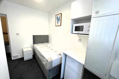 1 bedroom in a house share to rent - Clare Road, Hounslow