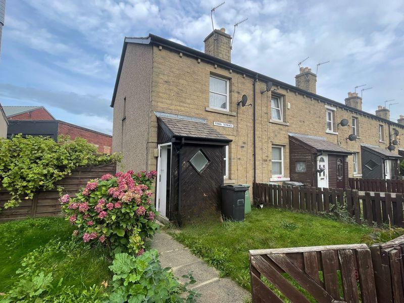 Town Terrace, Huddersfield 2 bed end of terrace house £750 pcm (£173 pw)