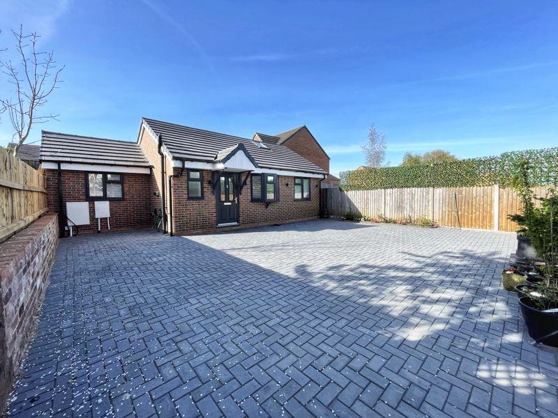 Oak Barn Road, Halesowen B62 2 bed detached bungalow for sale £285,000