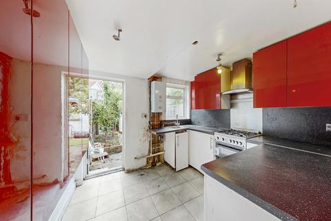 4 bedroom end of terrace house for sale - Northbank Road, London, E17