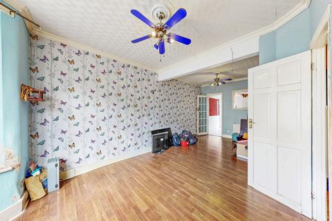 4 bedroom end of terrace house for sale - Northbank Road, London, E17