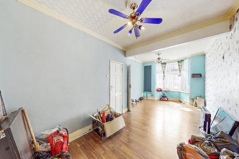 4 bedroom end of terrace house for sale, Northbank Road, London, E17