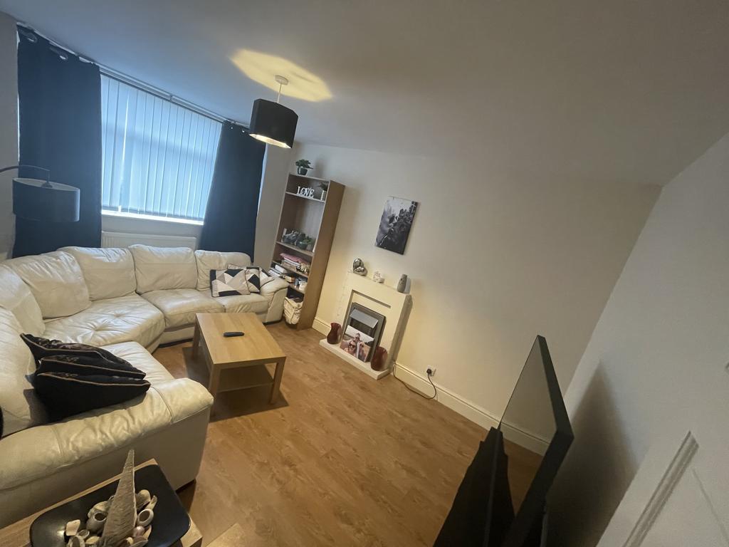 Hermits Croft, Coventry, 3 bed house share to rent £1,198 pcm (£276 pw)