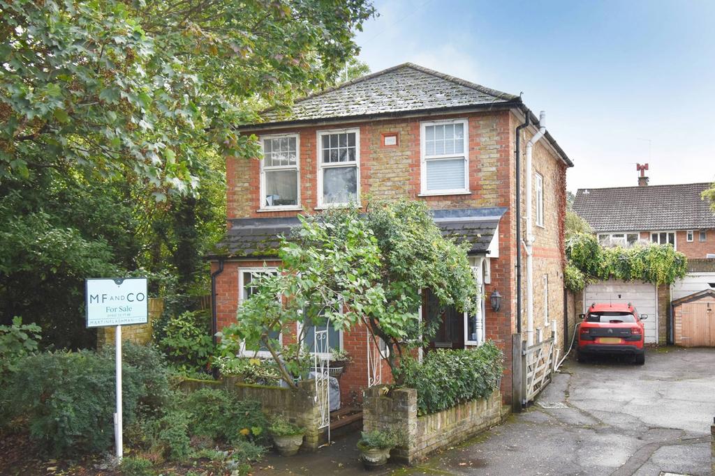 Hurst Grove, WALTONONTHAMES, KT12 3 bed detached house for sale £