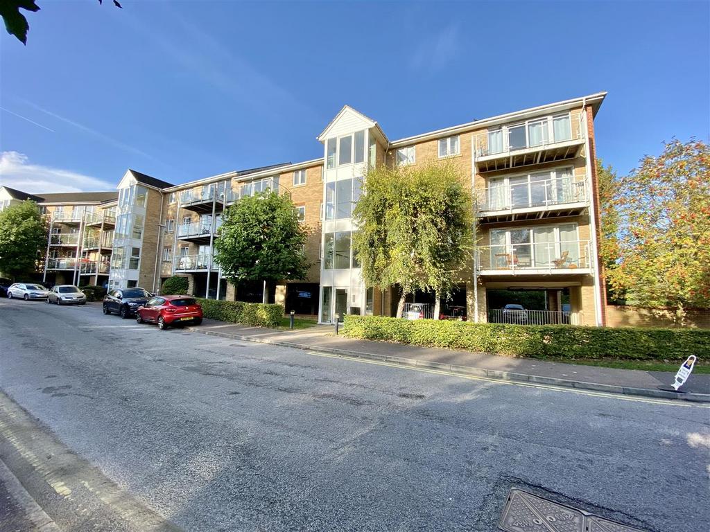 Foxglove Way. 2 bed apartment £1,300 pcm (£300 pw)