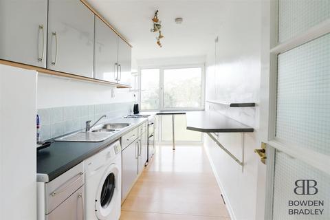 2 bedroom apartment to rent, Churchfields, South Woodford