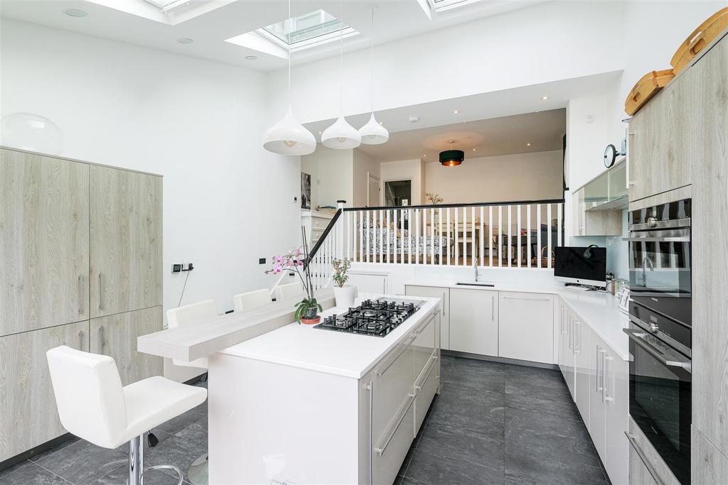 Westview Drive, Woodford Green 4 bed house for sale £650,000