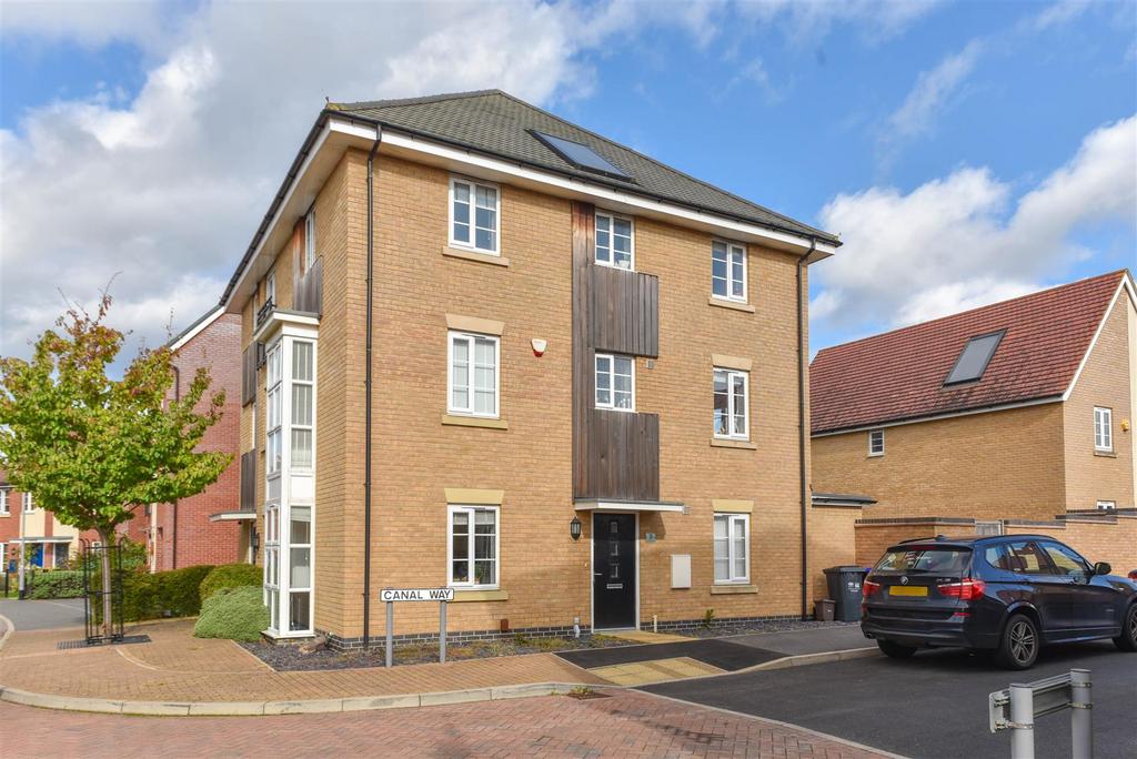 Canal Way, Hunsbury Meadows, Northampton 4 bed semidetached house for