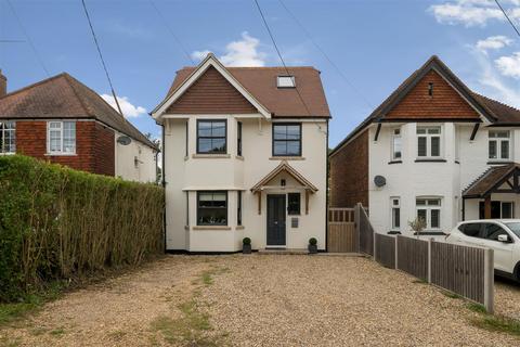 44 Oak Hill, Wood Street Village, Guildford, GU3 3ER