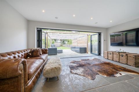 44 Oak Hill, Wood Street Village, Guildford, GU3 3ER
