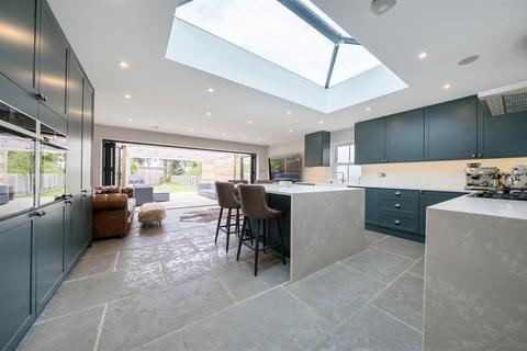 44 Oak Hill, Wood Street Village, Guildford, GU3 3ER