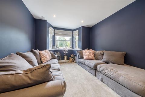 44 Oak Hill, Wood Street Village, Guildford, GU3 3ER
