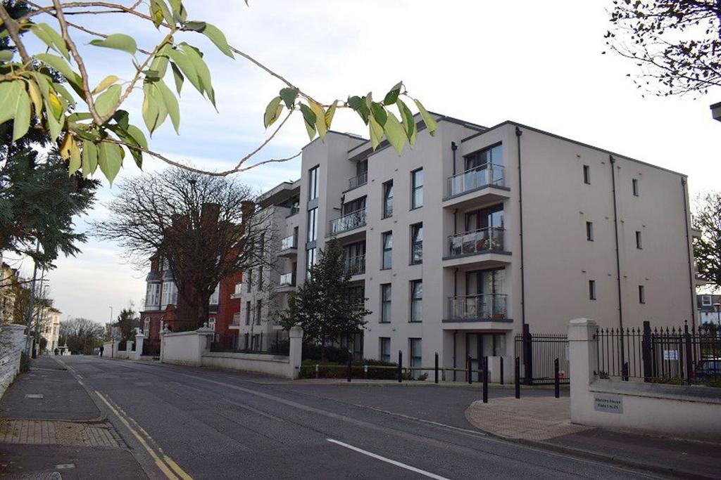 Blanche House, Dyke Road, Brighton... 3 bed flat £2,250 pcm (£519 pw)