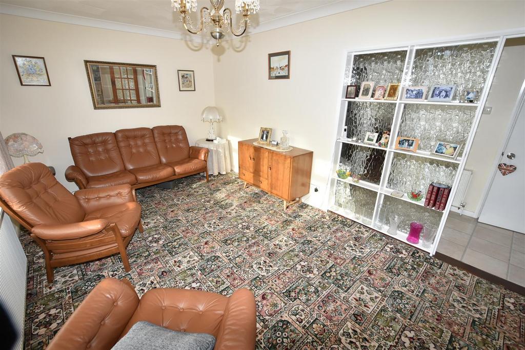 Thorney Bay Road, Canvey Island SS8 2 bed chalet £360,000