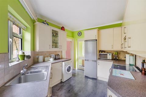 228 Chipstead Way, Woodmansterne, Banstead, SM7 3LQ