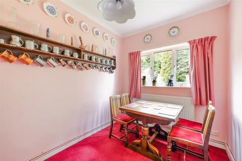 228 Chipstead Way, Woodmansterne, Banstead, SM7 3LQ