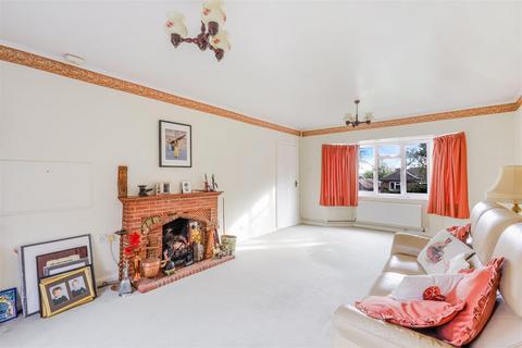 228 Chipstead Way, Woodmansterne, Banstead, SM7 3LQ