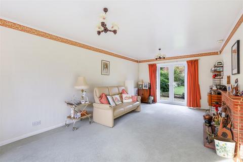 228 Chipstead Way, Woodmansterne, Banstead, SM7 3LQ