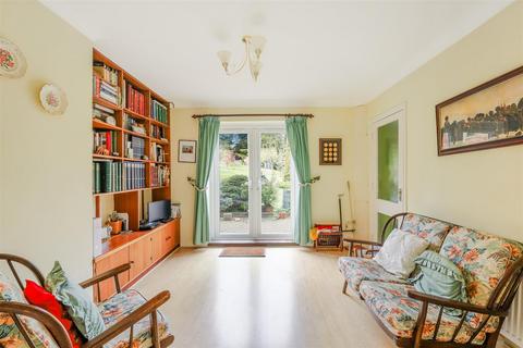 228 Chipstead Way, Woodmansterne, Banstead, SM7 3LQ