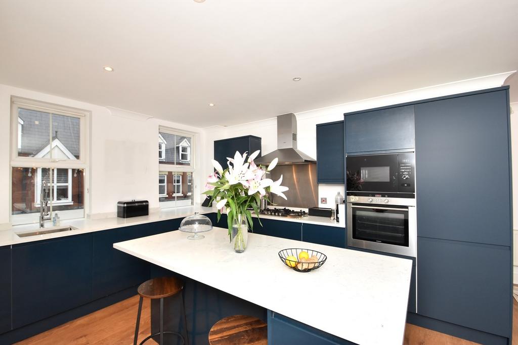 Baker Street, Weybridge, KT13 3 bed apartment for sale £695,000