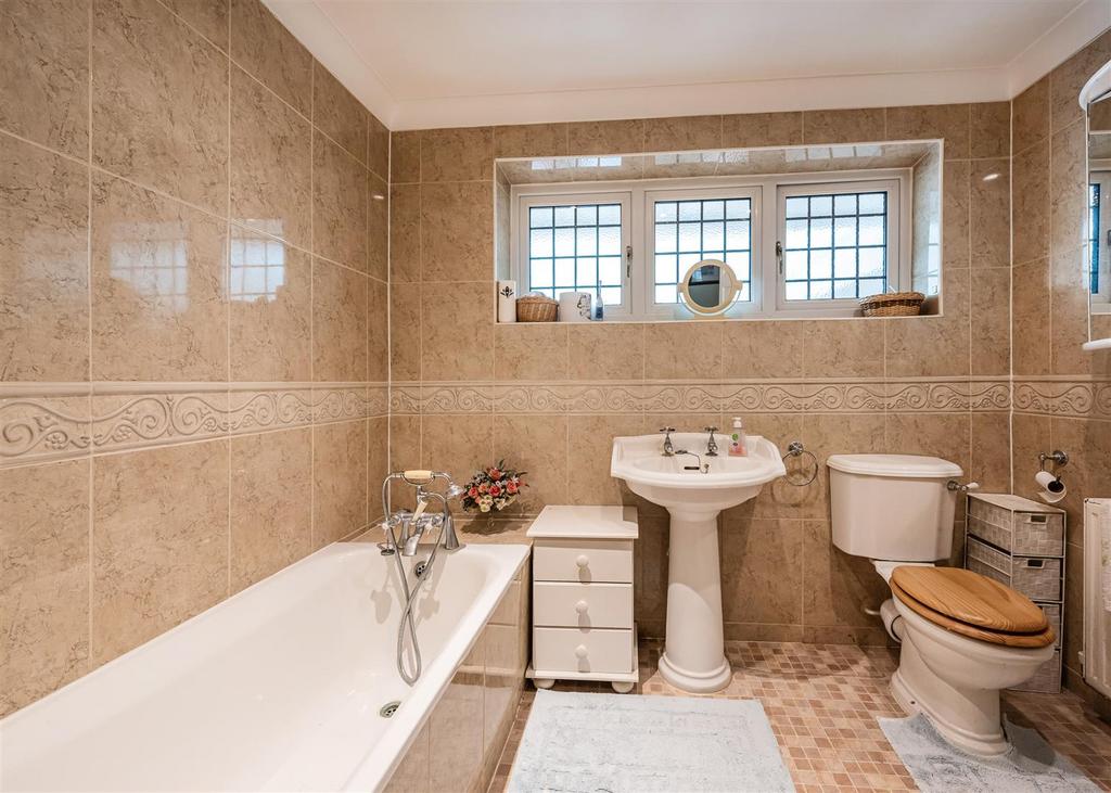 12 Keepers Lane-bathroom.jpg