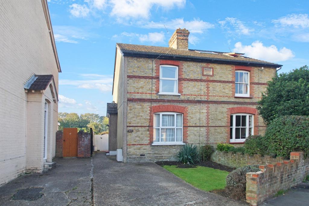 Wendover Road, StainesuponThames, TW18 3 bed semidetached house for