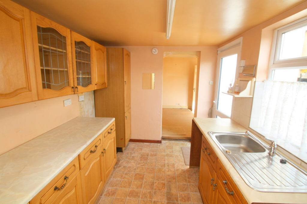 Wendover Road, StainesuponThames, TW18 3 bed semidetached house for sale £425,000