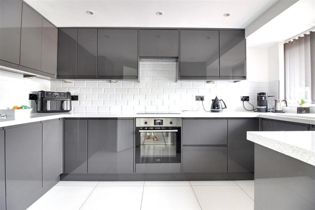 Prospect Road, Cheshunt 3 bed semidetached house £495,000
