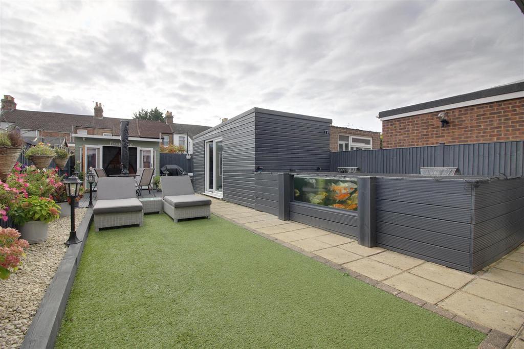 Prospect Road, Cheshunt 3 bed semidetached house £495,000