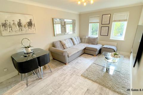 Flat 13, Holt House Flamstead End Road, Cheshunt, Waltham Cross, EN8 0HR
