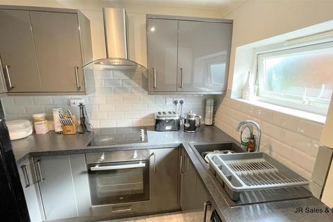 Flat 13, Holt House Flamstead End Road, Cheshunt, Waltham Cross, EN8 0HR